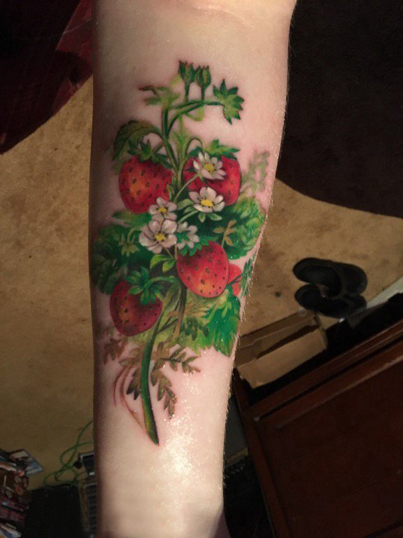 点击大图看下一张：植物纹身 男生手臂上新鲜的草莓纹身图片