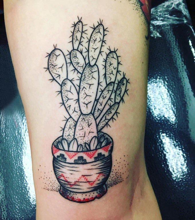 点击大图看下一张：植物纹身 女生大腿上彩色的仙人掌纹身图片