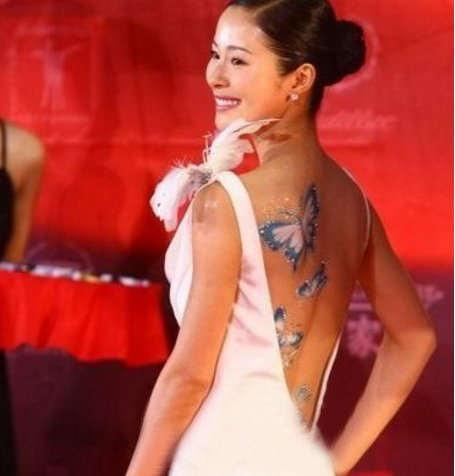 点击大图看下一张：中国纹身明星  明星后背上唯美的蝴蝶纹身图片