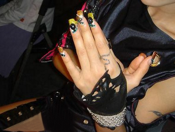 点击大图看下一张：蔡依林纹身图片  明星手指上创意的蛇纹身图片