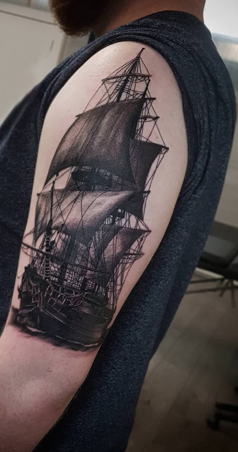 点击大图看下一张：大臂纹身图 男生大臂上阴森的海盗船纹身图片