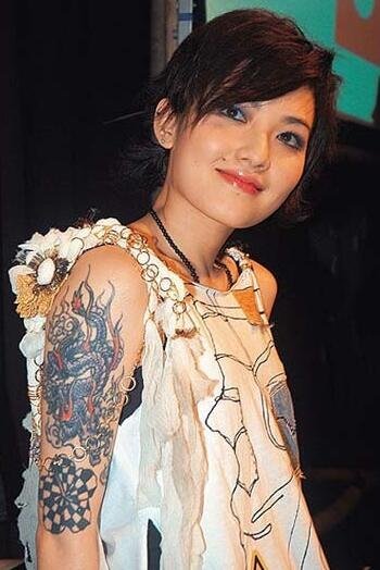 点击大图看下一张：范晓萱的纹身  明星大臂上彩绘的龙纹身图片