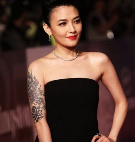 点击大图看下一张：范晓萱的纹身  明星手臂上创意的龙纹身图片