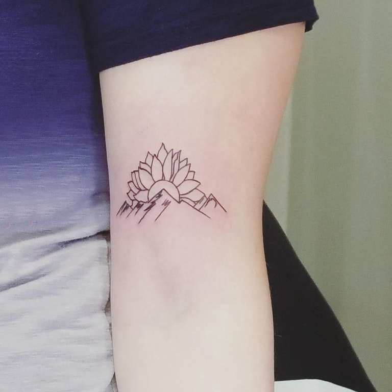 点击大图看下一张：极简线条纹身 女生手臂上莲花和山脉纹身图片