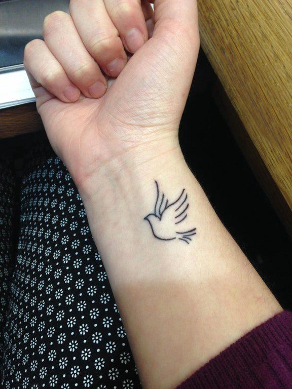 点击大图看下一张：极简线条纹身 女生手腕上黑色的小鸟纹身图片