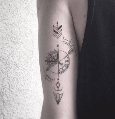 点击大图看下一张：几何元素纹身 男生手臂上指南针和箭矢纹身图片