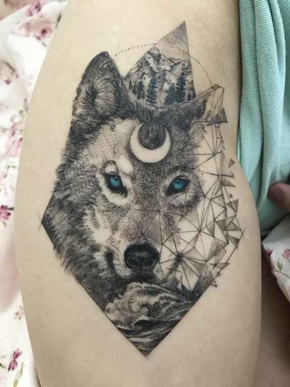 点击大图看下一张：几何元素纹身 女生小腿上狼头和山水风景纹身图片