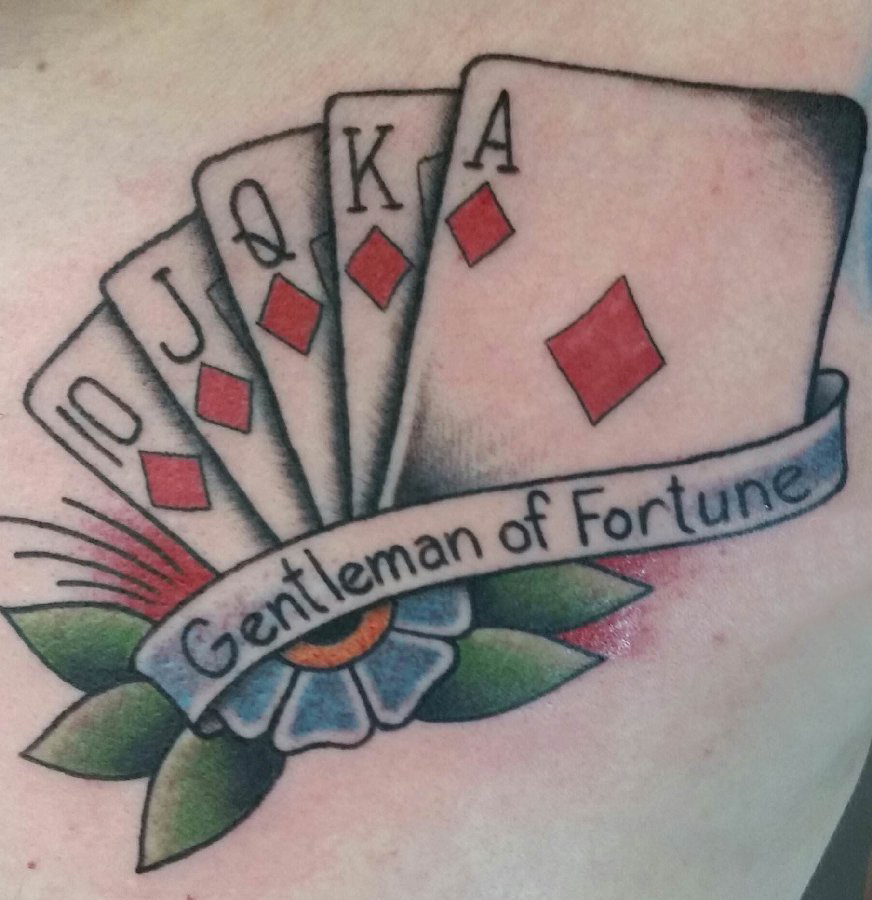 点击大图看下一张：扑克牌纹身 男生大腿上花朵和扑克牌纹身图片