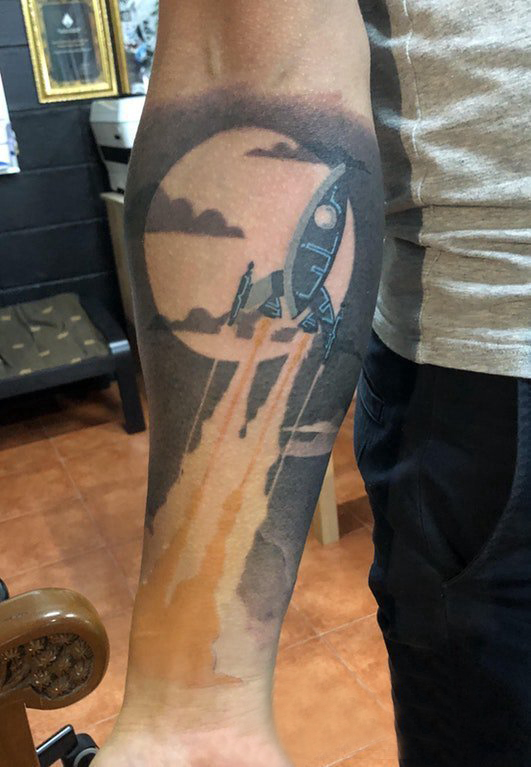 点击大图看下一张：手臂纹身图片 男生手臂上月亮和火箭纹身图片