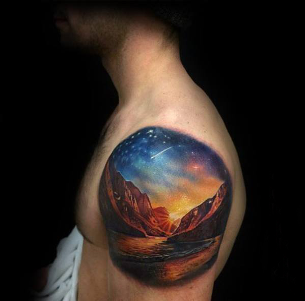 点击大图看下一张：双大臂纹身 男生大臂上彩色的山水风景纹身图片