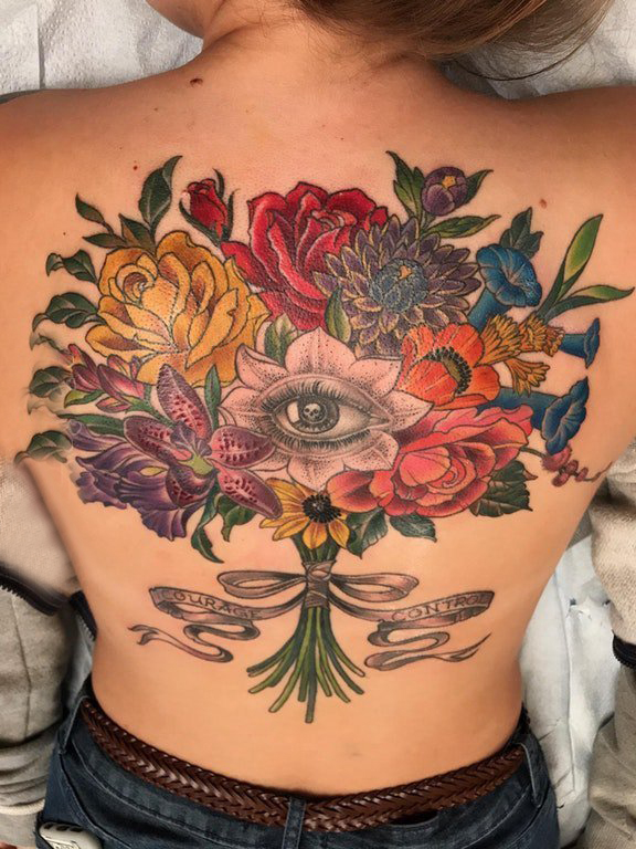 点击大图看下一张：纹身图案花朵  女生后背上彩绘的花朵纹身图片