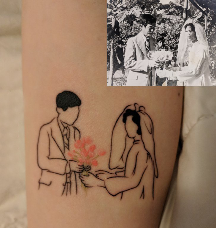 点击大图看下一张：纹身照片 女生大臂上彩色的情侣结婚照纹身图片