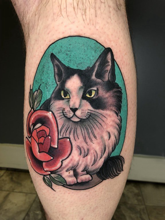 点击大图看下一张：小动物纹身 男生小腿上玫瑰和猫咪纹身图片