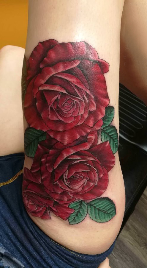 点击大图看下一张：大腿纹身传统 女生大腿上娇艳的玫瑰纹身图片