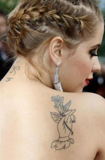 点击大图看下一张：美国纹身明星  明星后背上手和花朵纹身图片