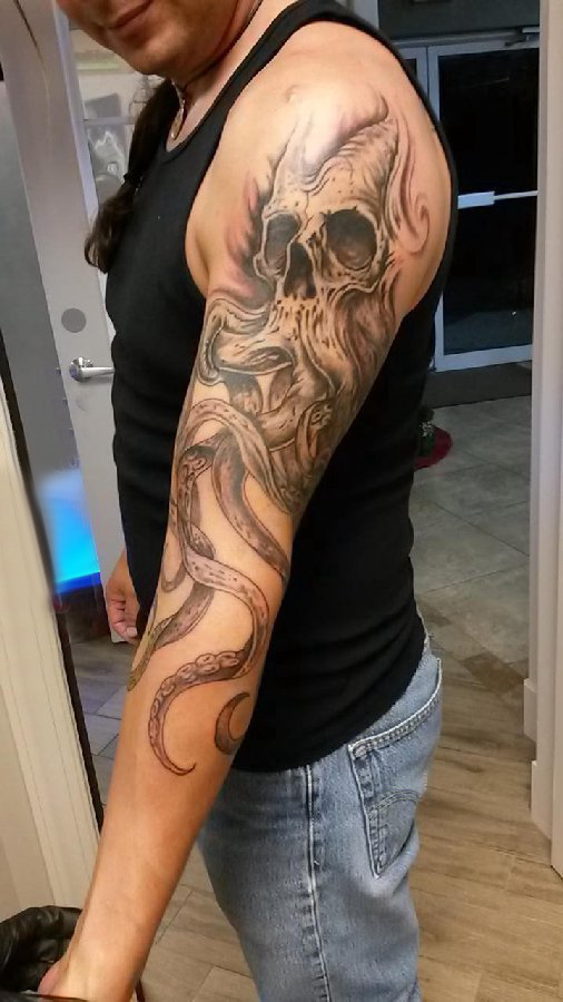 点击大图看下一张：手臂纹身素材 男生手臂上黑色的骷髅章鱼纹身图片