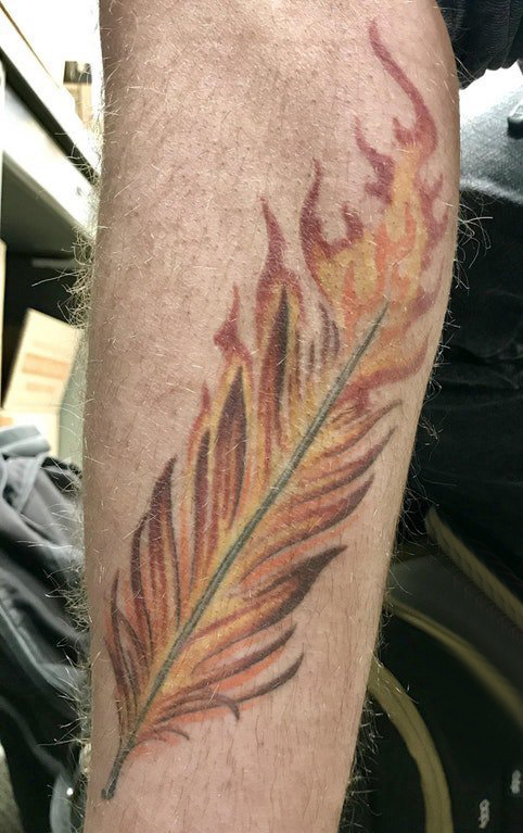 点击大图看下一张：手臂纹身素材 男生手臂上燃烧的羽毛纹身图片