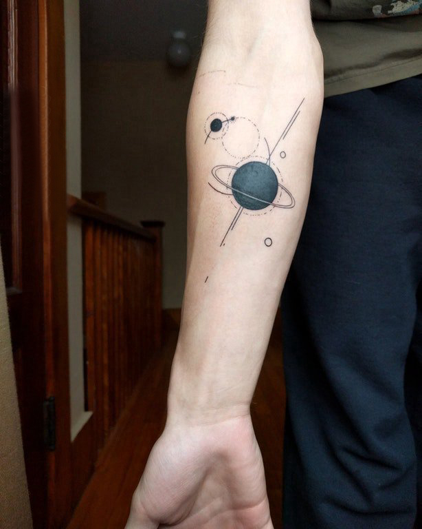 点击大图看下一张：手臂纹身图片 男生手臂上黑色的星球纹身图片