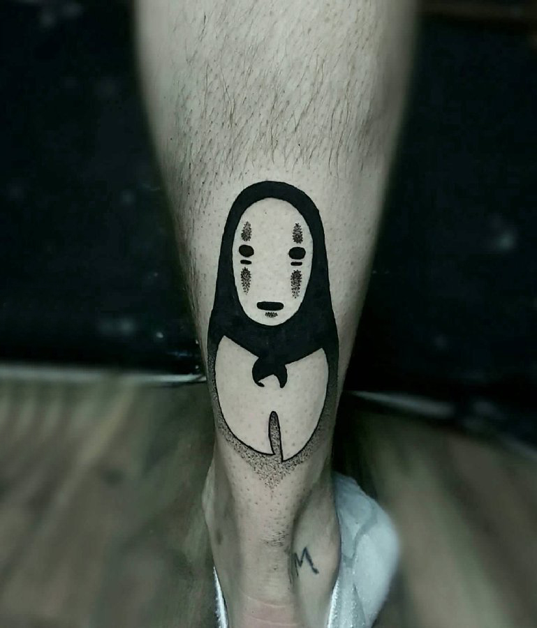 点击大图看下一张：纹身卡通 男生小腿上黑色的无脸人纹身图片