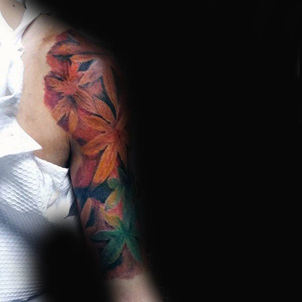 点击大图看下一张：枫叶纹身图   秋意浓浓的枫叶纹身图案