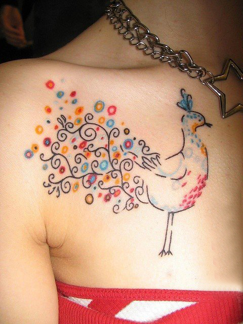点击大图看下一张：孔雀纹身图片  色彩斑斓的孔雀纹身图案