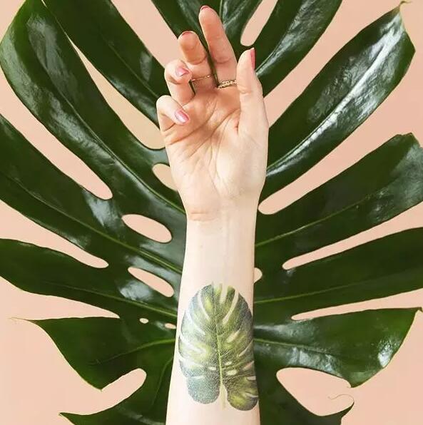 点击大图看下一张：带有植物花卉香气的纹身图案