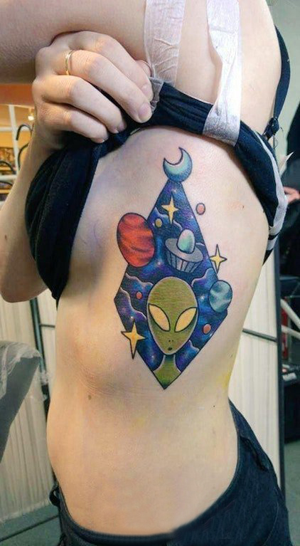 点击大图看下一张：侧腰纹身图片 女生侧腰上星球和外星人纹身图片