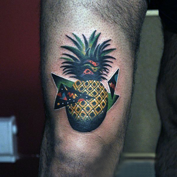 点击大图看下一张：大腿纹身男 男生大腿上三角形和菠萝纹身图片