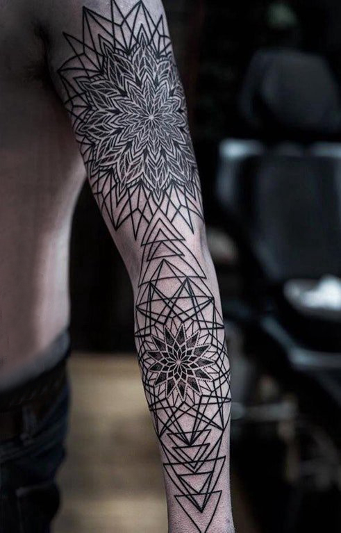 点击大图看下一张：几何元素纹身 男生手臂上黑色的几何梵花纹身图片