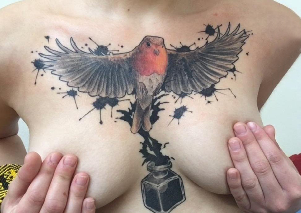 点击大图看下一张：女生胸部纹身 女生胸部墨水和鸟纹身图片