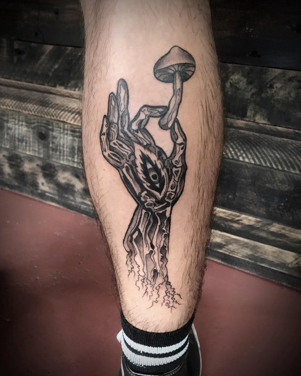 点击大图看下一张：欧美小腿纹身 男生小腿上手部和蘑菇纹身图片