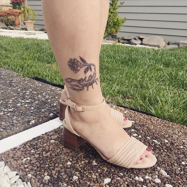 点击大图看下一张：欧美小腿纹身 女生小腿上玫瑰和蝎子纹身图片