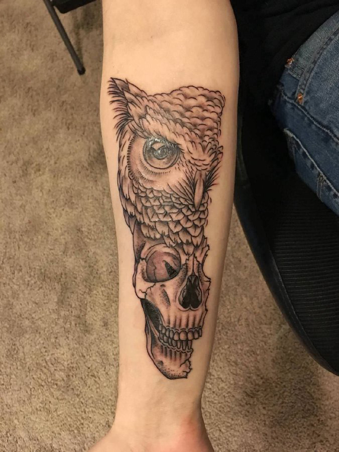 点击大图看下一张：手臂纹身图片 女生手臂上猫头鹰和骷髅纹身图片