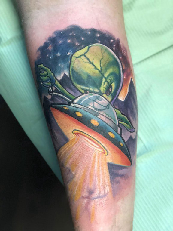 点击大图看下一张：外星人纹身 女生手臂上外星人和飞碟纹身图片