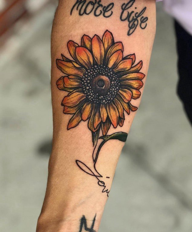 点击大图看下一张：植物纹身 男生手臂上英文和向日葵纹身图片