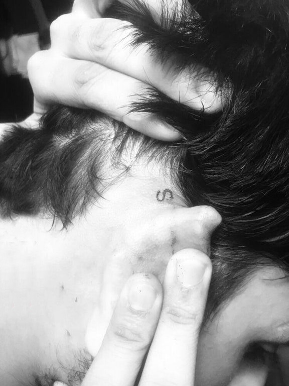 点击大图看下一张：耳后纹身图案 男生耳后黑色的字母S纹身图片