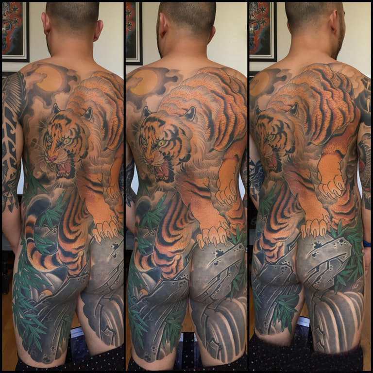 点击大图看下一张：后背纹身男 男生后背上彩色的老虎纹身图片
