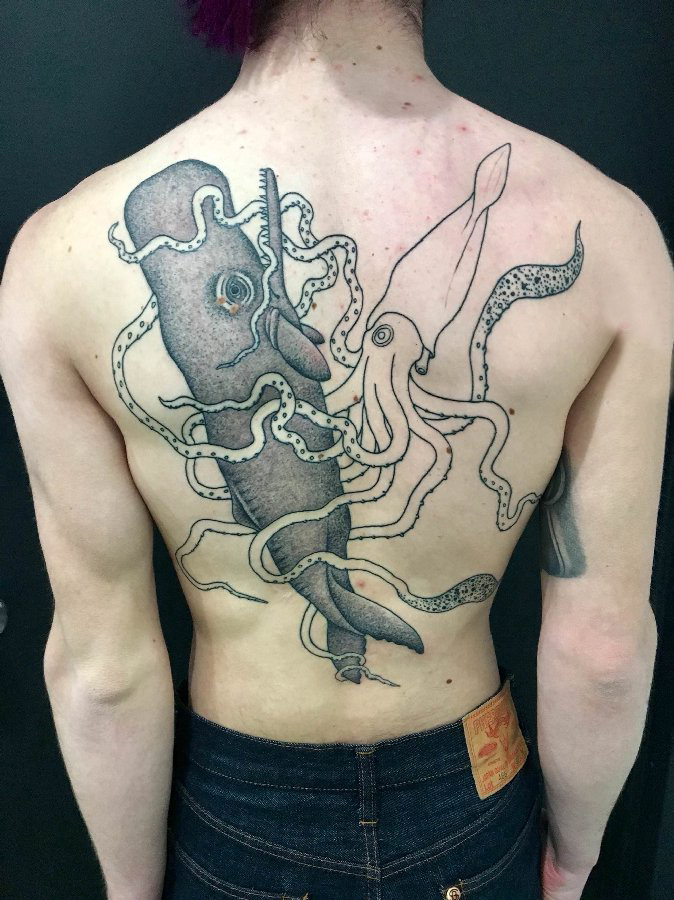 点击大图看下一张：后背纹身男 男生后背上鱿鱼和鲸鱼纹身图片