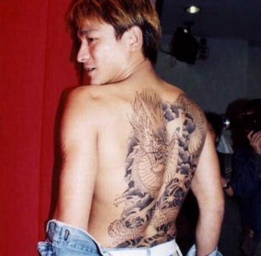 点击大图看下一张：刘德华纹身  明星后背上黑灰色的龙纹身图片