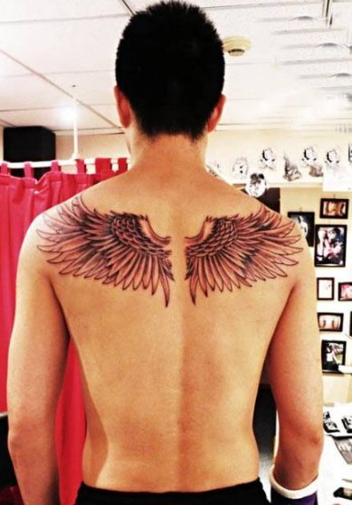 点击大图看下一张：明星纹身  明星后背上黑灰的翅膀纹身图片
