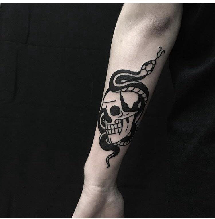 点击大图看下一张：蛇和骷髅纹身图案 男生手臂上黑色的蛇和骷髅纹身图片