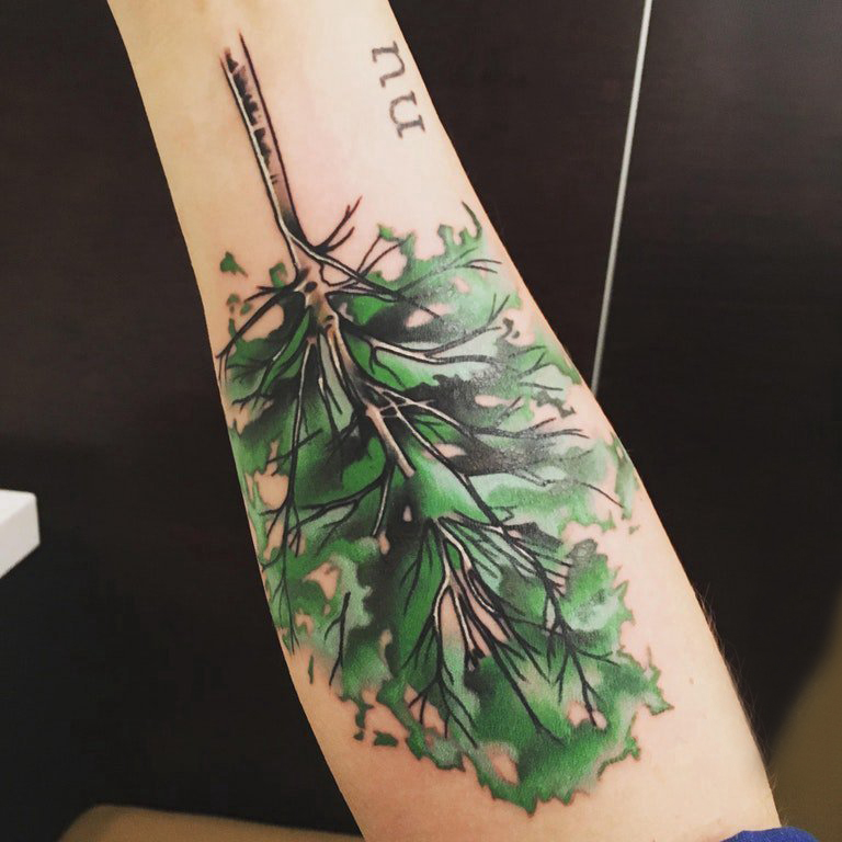 点击大图看下一张：树纹身 女生手臂上彩色的大树纹身图片