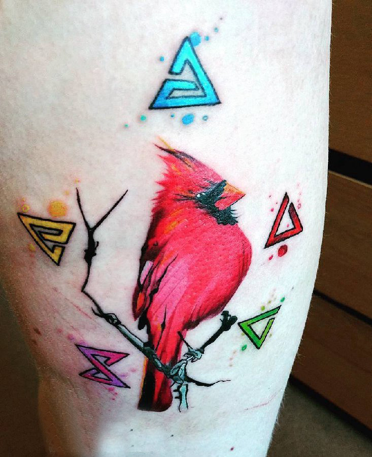 点击大图看下一张：纹身鸟 男生大腿上三角形和小鸟纹身图片