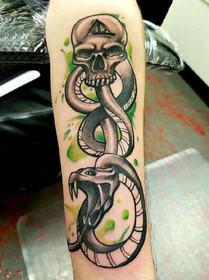 点击大图看下一张：纹身蛇魔 男生手臂上骷髅和蛇纹身图片
