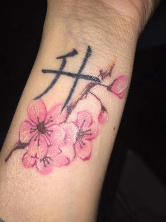 点击大图看下一张：纹身图案花朵 女生手腕上汉字和花朵纹身图片