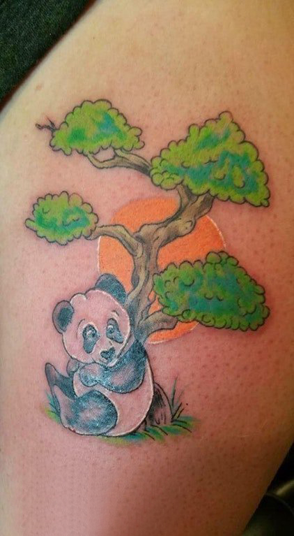 点击大图看下一张：熊猫纹身图 女生大腿上大树和熊猫纹身图片
