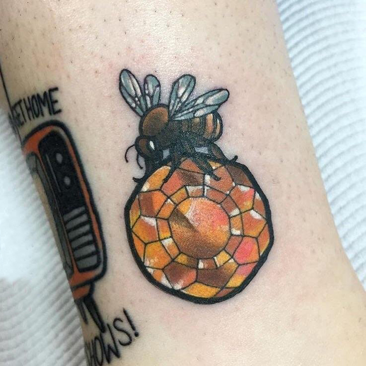 点击大图看下一张：蜜蜂纹身图案  女生小腿上彩绘的蜜蜂纹身图片