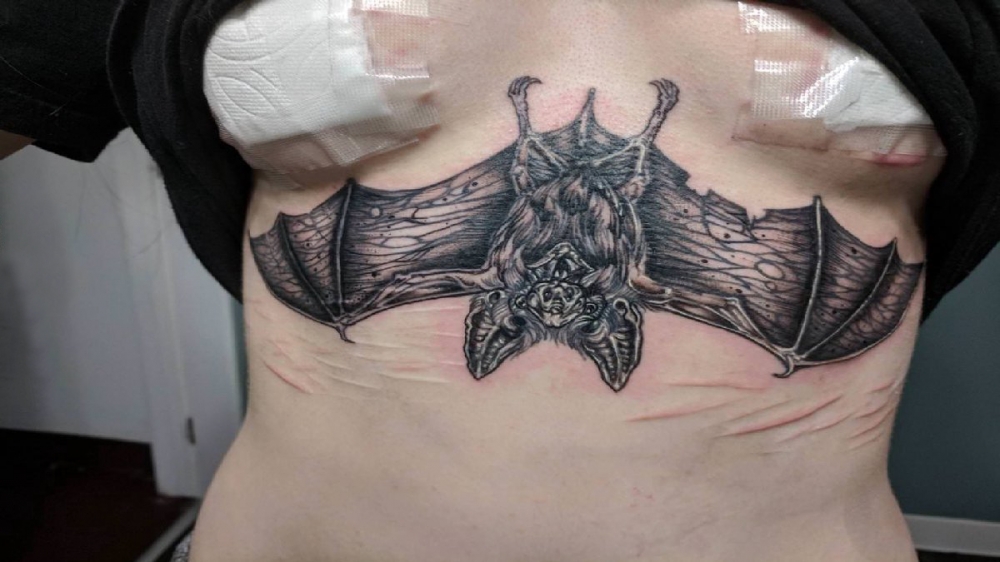 点击大图看下一张：纹身蝙蝠  女生胸下黑灰色的蝙蝠纹身图片