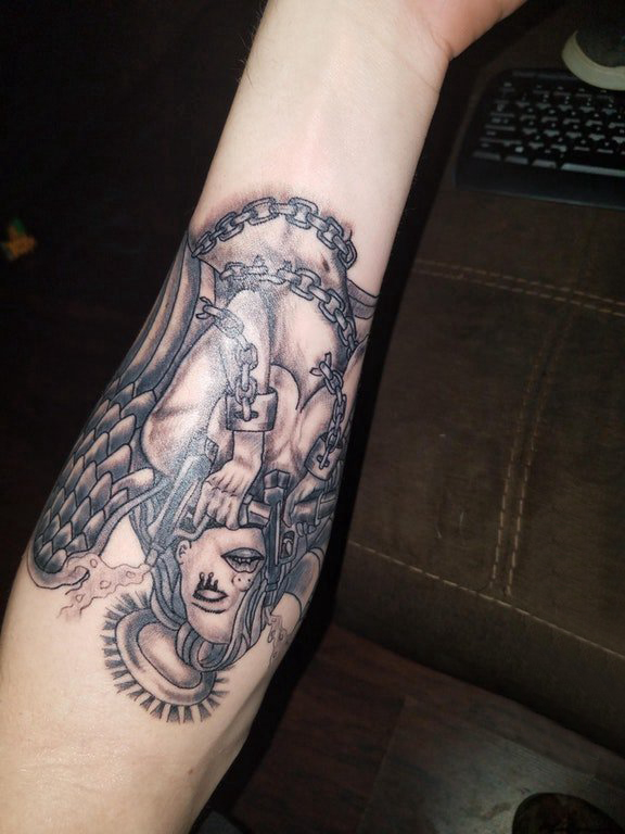 点击大图看下一张：纹身守护天使  女生手臂上黑灰色的纹身守护天使纹身图片