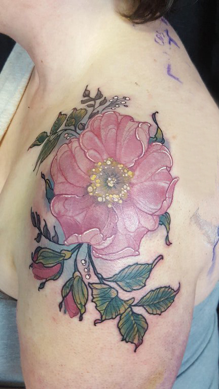 点击大图看下一张：纹身图案花朵  男生肩部唯美的花朵纹身图片